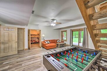 کلبه Classy Home W/ Hot Tub: 2 Mi To Lake Access!