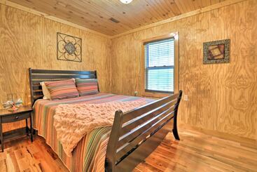 コテージ Cozy Creekside Cabin ~ 24 Mi To Red River!