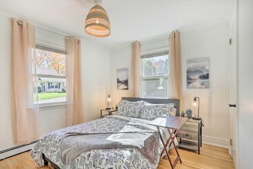 קוטג'' Delightful Home W/ Fire Pit, Walk To Lake!