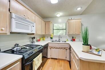 茅舍 Lakefront Home W/ Deck In Hot Springs!