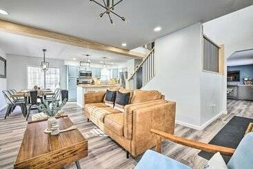 بيت ريفى Mid Century Mod Poconos Retreat W/ Pool Table
