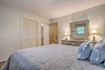 کلبه Peaceful Durham Retreat On Pond With Huge Deck!