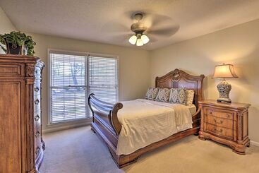 کلبه Quiet Dothan House With Fenced Yard + Fire Pit!