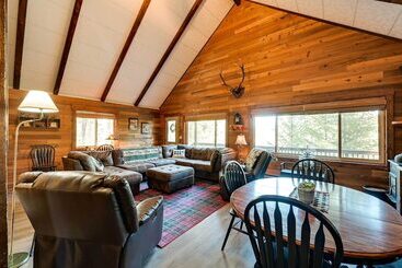 بيت ريفى Secluded Garden Valley Cabin W/ Deck & Views!