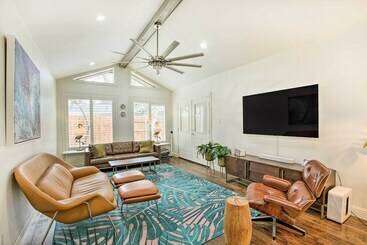 کلبه Stylish Home W/ Gym ~ 1 Mi To Dallas Zoo!