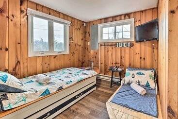 コテージ White Haven Lakeside Home W/ Kayaks & Fireplace!