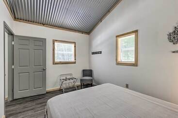 קוטג'' Creekside Cabin Retreat W/ Community Fire Pit