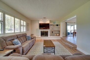کلبه Bright & Spacious Tavares Home W/ Boat Dock!