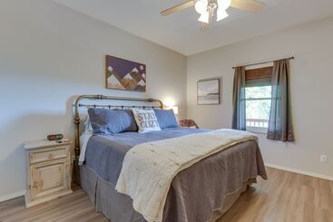 별장 Beaver Lake Home W/ Game Room, Boat Slip & Views!