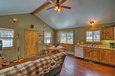 コテージ Hungry Horse Cabin: Deck, Fire Pit, Near Glacier!