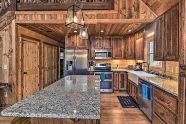 コテージ Modern Murphy Cabin W/ Nottely River Views!
