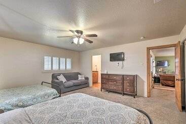 کلبه Pet Friendly Seguin Retreat W/ Deck & River Views!