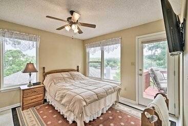 茅舍 Waterfront Sunrise Beach Home W/ Dock & Grill