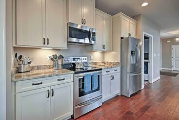 별장 Lake Anna Home W/ Dock & Private Shoreline!