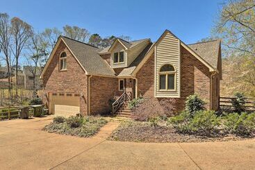 コテージ Luxury Mooresville Manor W/ Pool & Lake Access!