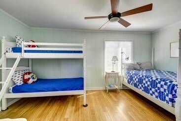 コテージ Ocean Isle Beach Home W/ Canal Views!