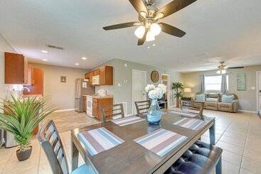 بيت ريفى Dog Friendly Home W/ Yard ~ 6 Miles To The Beach!