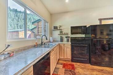 קוטג'' Serene Dolores Cabin W/ Patio & River Access!