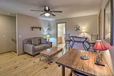 קוטג'' The Captains Quarters In Rogers W/ Covered Porch!