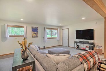 بيت ريفى Upscale Bend Barn W/ Deck   Close To Trails!