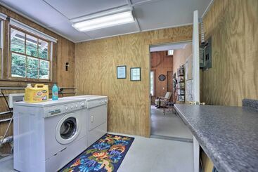 コテージ Vibrant Bryson City Home W/ Mtn Views & Deck!