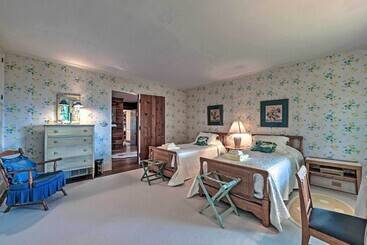 بيت ريفى Charming Historic Family Home W/ Mountain Views!