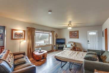 کلبه Classic Mountain Home, Half Mi To Main Street