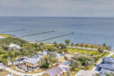 کلبه Coastal Cove  W/ Private Deck, 4 Mi To Beach