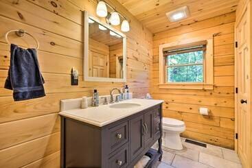 קוטג'' Londonderry Chalet W/ Deck, Fire Pit & Views!