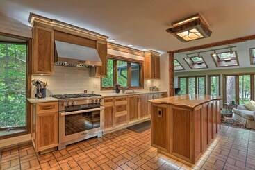 بيت ريفى Luxe Poconos Pines Home W/ Beach + Amenities!