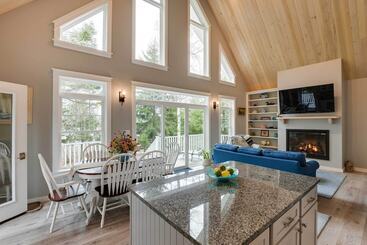 بيت ريفى Oceanfront Prospect Harbor House W/ Deck, View