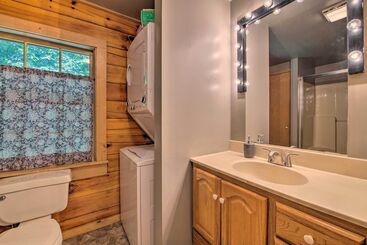 コテージ Secluded Waynesville Cabin: Deck, Grill & Fire Pit
