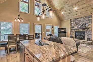 بيت ريفى Sevierville Cabin: Deck W/ Foosball & Hot Tub!
