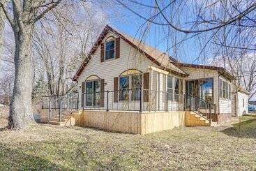 Waterfront Cottage W/ Deck + Dock On Dragon Lake!
