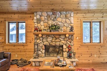 별장 Waterfront Pike Lake Retreat: Snowmobile Paradise