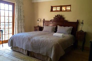 پانسیون Doveton House
