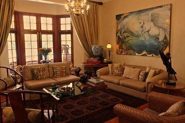 پانسیون Doveton House