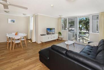 هتل The Bay Apartments Coolangatta