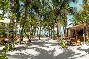هتل Enigmatic Beach