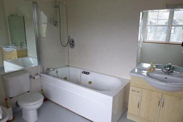 تختخواب و صبحانه Acton Lodge Guesthouse