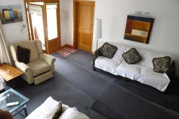 تختخواب و صبحانه Acton Lodge Guesthouse