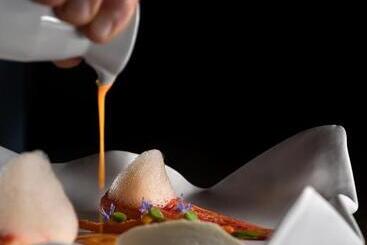 هتل West East Suites