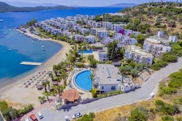 هتل Costa 3s Beach