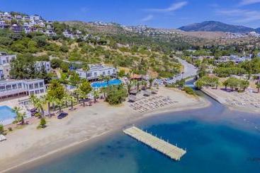 هتل Costa 3s Beach