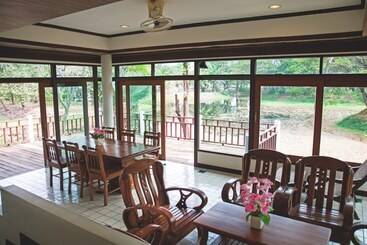 هتل Tak Andaman Resort &