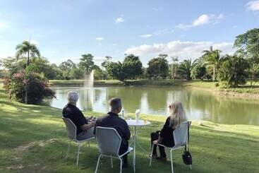فندق Baan Suan Khun Ta And Golf Resort