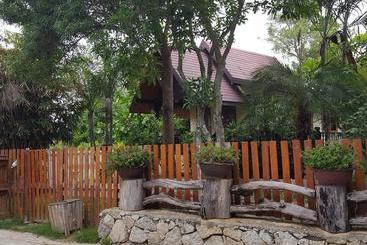 هتل Prachuap Garden View Resort