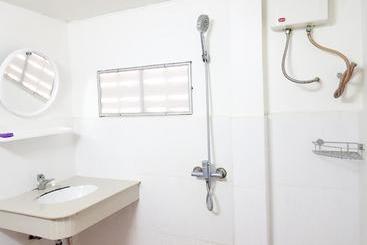 هتل Deng S Kamala Beach Guesthouse