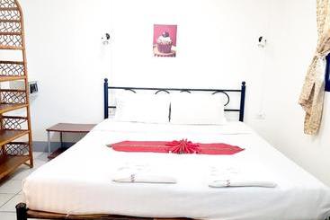 هتل Deng S Kamala Beach Guesthouse