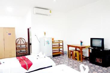 هتل Deng S Kamala Beach Guesthouse